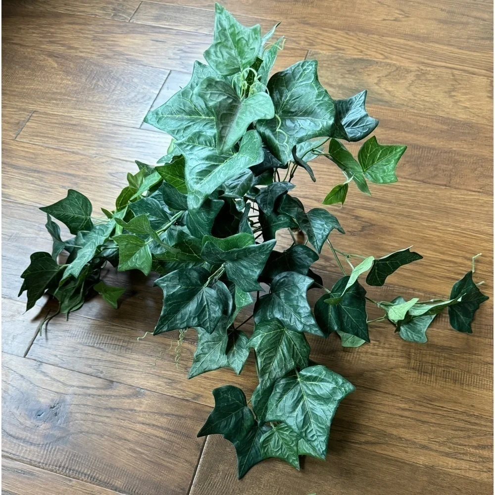 LIKE NEW~3-FULL BUNCHES~32” FAUX IVY~VERY NICE CONDITION~G2T